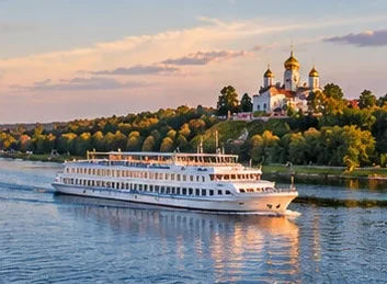 Речной теплоход у берега с белокаменным монастырём